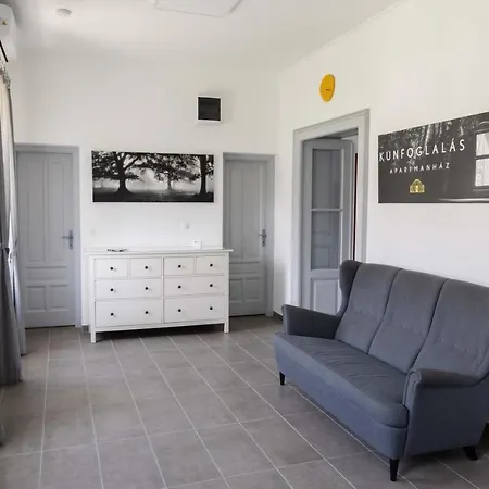 Apartament Kunfoglalas Apartmanhaz *
